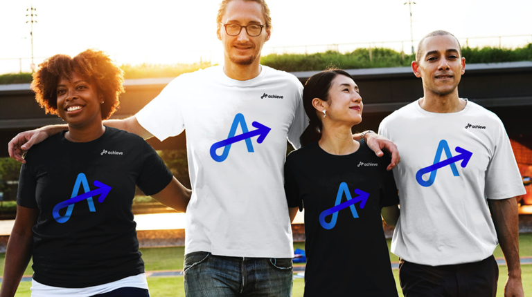 A字母logo展示于4個(gè)模特的T恤上.png